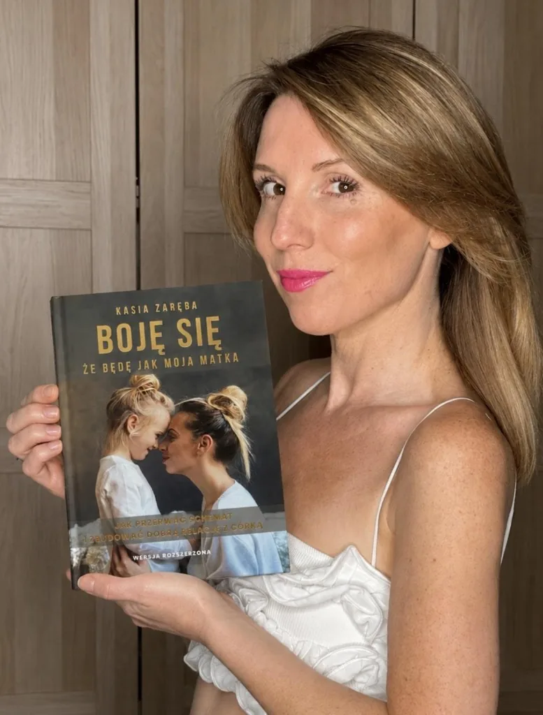 Kasia Zaręba z książką papierową Boję się, że będę jak moja matka